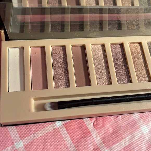 🎈SALE🎈🎀 #3.MAKEUP BUNDLE🎀 - Picture 9 of 13